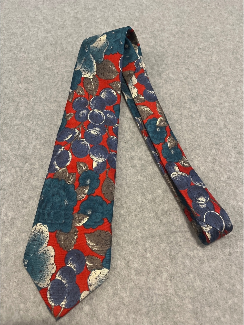 Vintage L’Atelier Vineyard Grapes Italian Silk Tie 56”